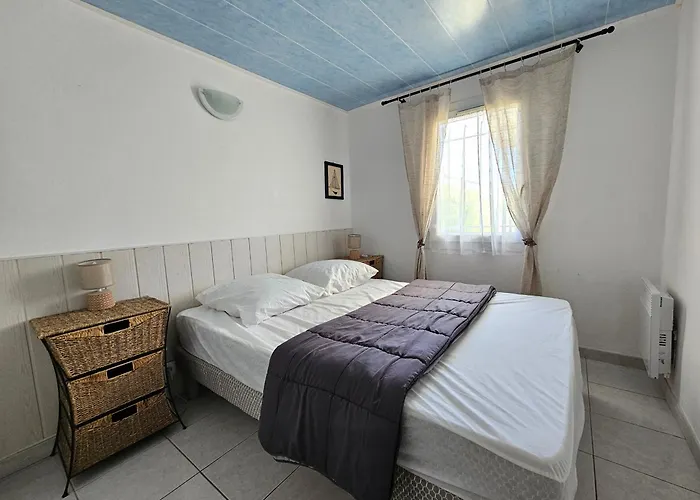 Maisonnette Lumineuse Proche Avec Piscine - Fr-1-476-198 *